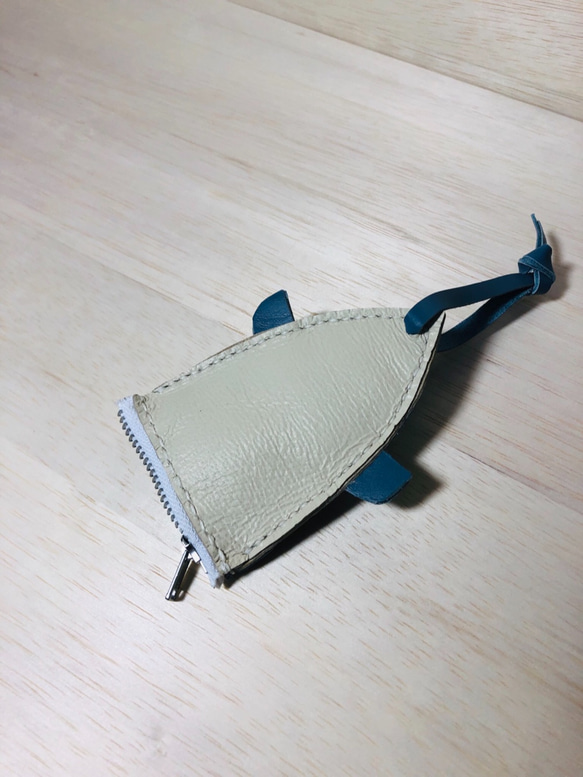 革製 ジンベエザメの小銭入れストラップ 2枚目の画像