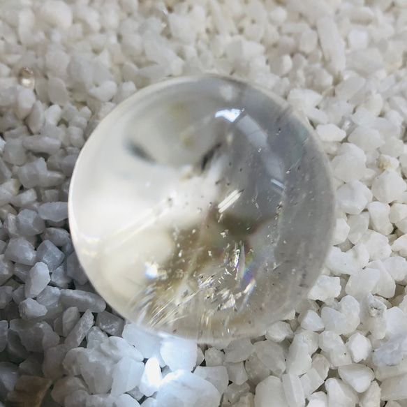 氷のような天然水晶玉 30mm 高級アカシア3点セット 浄化プレート ブラジル産 クリスタル 水晶さざれ 8枚目の画像