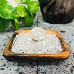 氷のような天然水晶玉30mm 水晶さざれ 高級アカシア角皿プレート3点