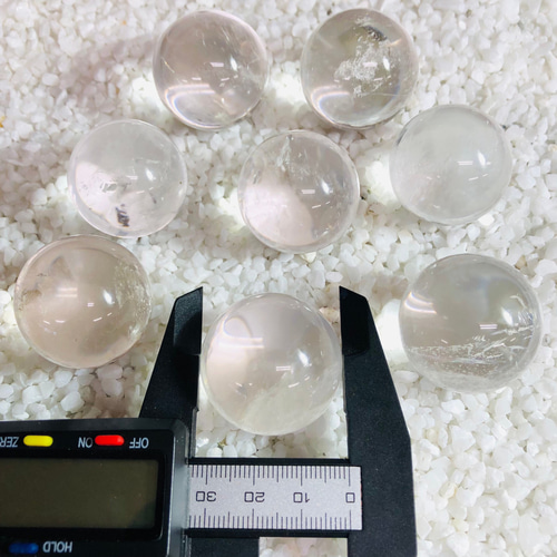氷のような天然水晶玉30mm 水晶さざれ 高級アカシ角皿プレート3 氷のような天然水晶玉30mm 水晶さざれ 高級アカシ角皿プレート3