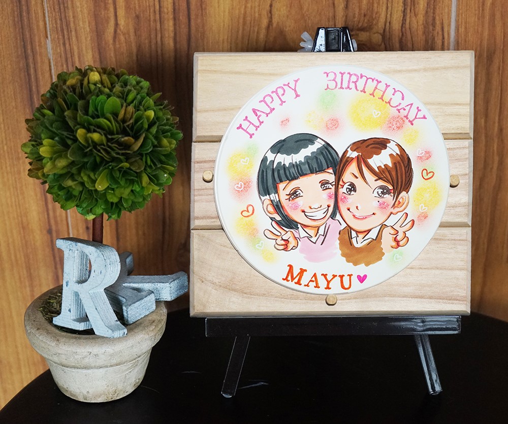 るー 似顔絵ギフト制作 丸型の似顔絵色紙＊木製額＆台（イーゼル）つき！2名書き
