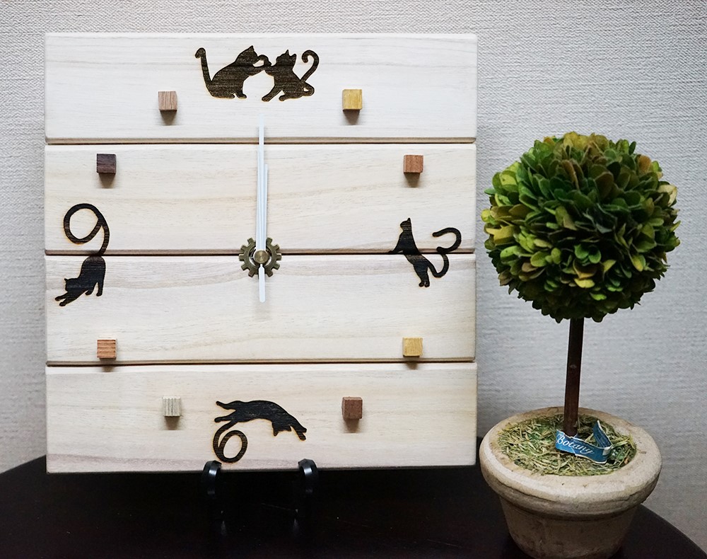 猫の時計・にゃんこがいっぱい♡木製【ナチュラルカントリー・アンティーク調】