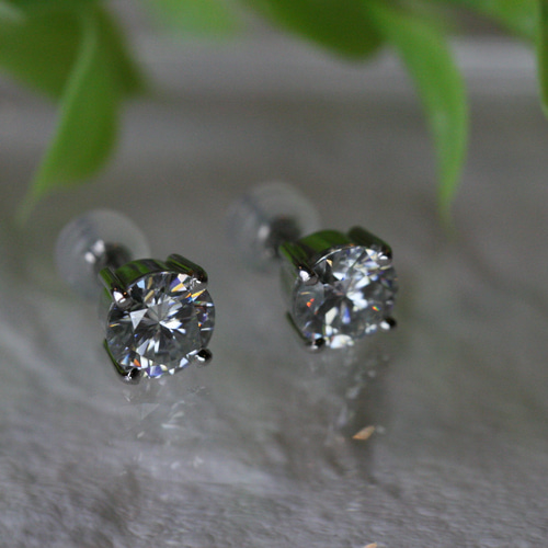 鑑定書付】DAMULET 1.0 ct モアサナイト ピアス k18 or pt900 鑑定書付】DAMULET 1.0 ct モアサナイト ピアス k18 or pt900