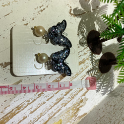 レジン螺鈿細工風蝶々パールイヤリング 2枚目の画像