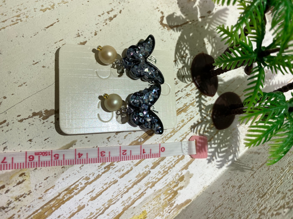 レジン螺鈿細工風蝶々パールイヤリング 2枚目の画像