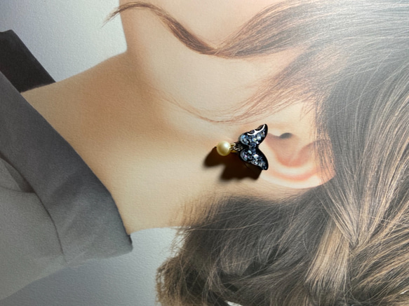 レジン螺鈿細工風蝶々パールイヤリング 3枚目の画像