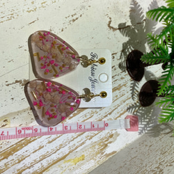 レジンくすみピンクとお花のイヤリング 1枚目の画像