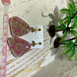レジンくすみピンクとお花のイヤリング 2枚目の画像