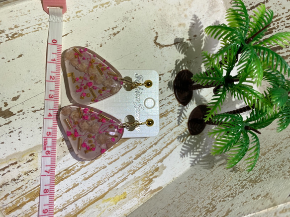レジンくすみピンクとお花のイヤリング 2枚目の画像