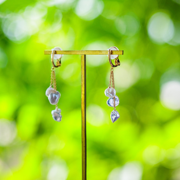 14kgf*淡水パールのソフトタッチクリップイヤリング ３連パール <Shirosumire earrings> 5枚目の画像