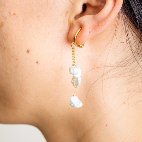 14kgf*淡水パールのソフトタッチクリップイヤリング ３連パール <Shirosumire earrings> 2枚目の画像