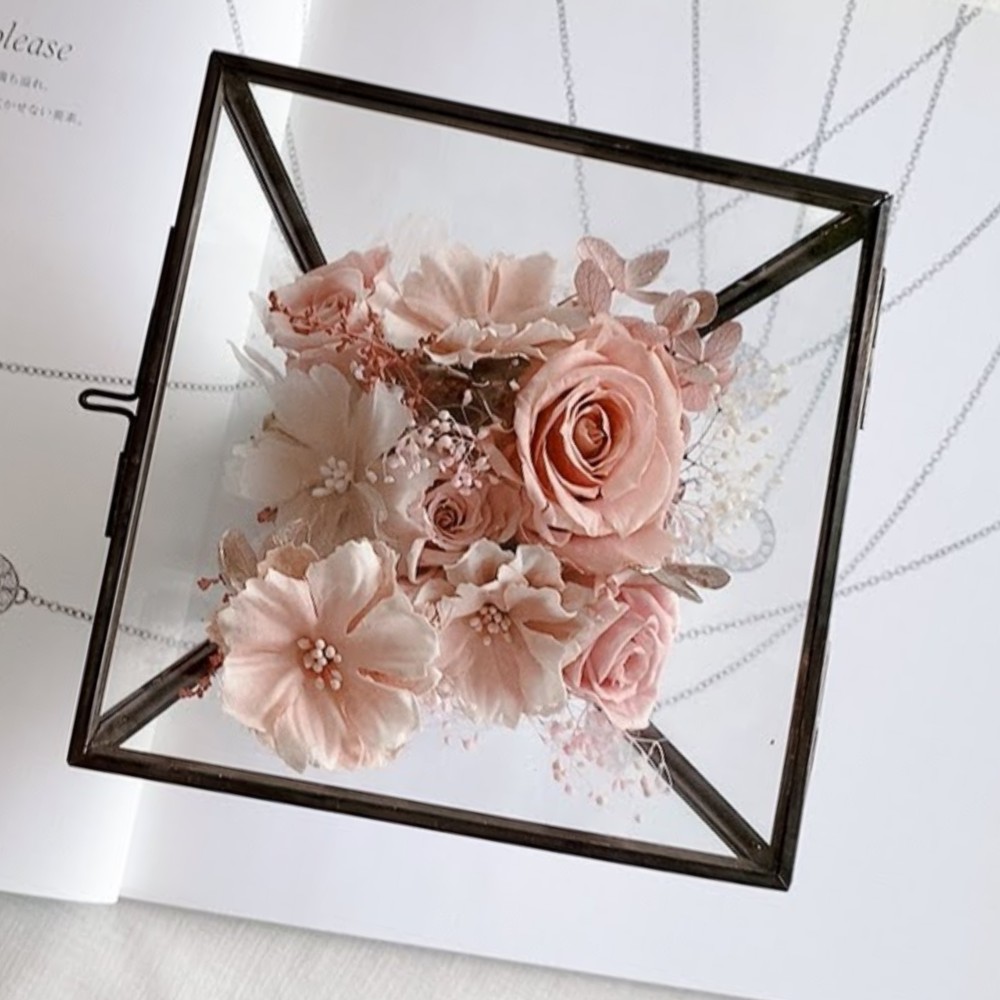 フラワーボックス　フラワーギフト　上質　高級感　プレゼント　おしゃれ　バラ　かすみ草　誕生日　結婚記念日　枯れないお花