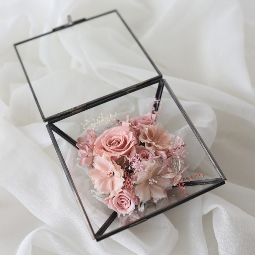 フラワーボックス　フラワーギフト　上質　高級感　プレゼント　おしゃれ　バラ　かすみ草　誕生日　結婚記念日　枯れないお花