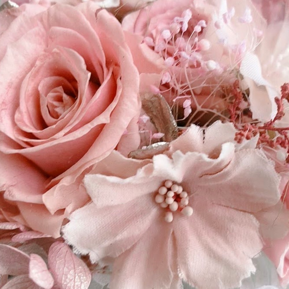 フラワーボックス　フラワーギフト　上質　高級感　プレゼント　おしゃれ　バラ　かすみ草　誕生日　結婚記念日　枯れないお花