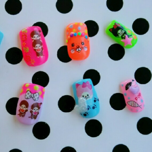 ネイルチップ ☆ モンチッチ vs にゃんちっち 暗闇で光る！？夜光