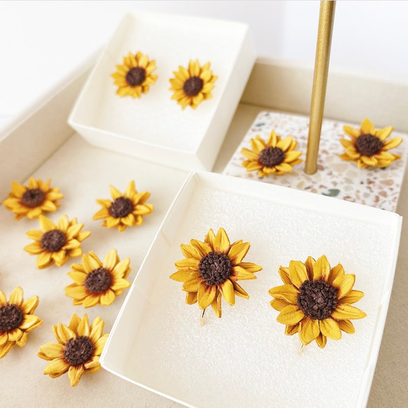 小さな向日葵＊Sサイズ＊揺れない革花モチーフピアス.イヤリング 
