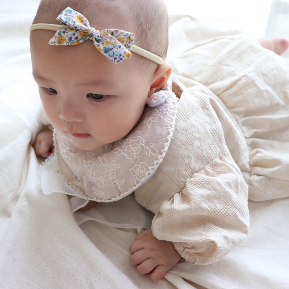 【リバティ イエロー 花柄 ヘアバンド】黄　リボン　ベビー　赤ちゃん　ヘアアクセサリー　髪飾り　出産祝い　１歳　誕生日 2枚目の画像