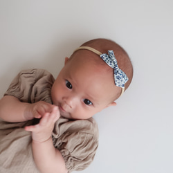 【リバティ ブルー 小花柄 ヘアバンド】青　リボン　ベビー　赤ちゃん　ヘアアクセサリー　髪飾り　出産祝い　１歳　誕生日 3枚目の画像