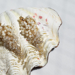 14kgf・白珊瑚・クリスタル・グレーオニキス　グラデーション　ボリュームロングピアス　 3枚目の画像