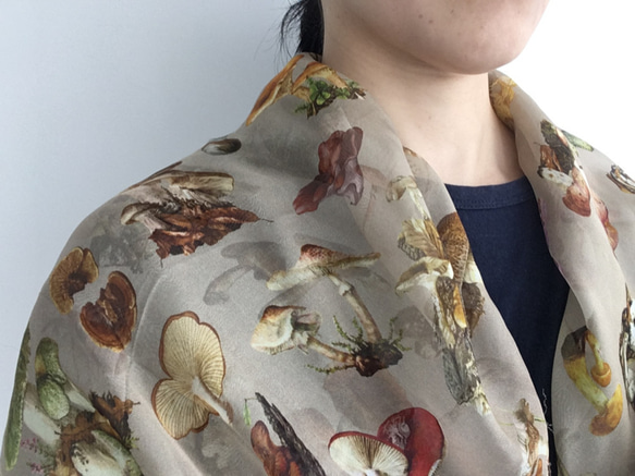 獨家設計 ~ Mushroom Pure Silk Scarf ~ 100%全絲可愛蘑菇圍巾 第2張的照片