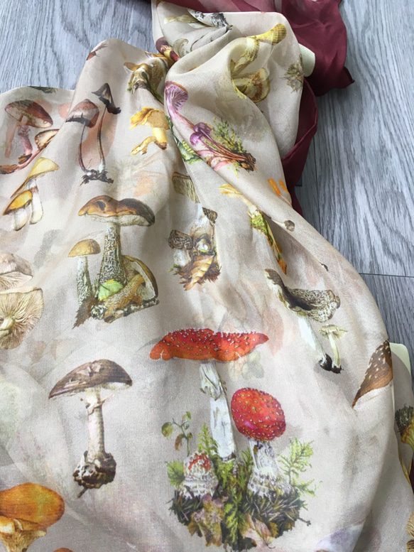 獨家設計 ~ Mushroom Pure Silk Scarf ~ 100%全絲可愛蘑菇圍巾 第3張的照片