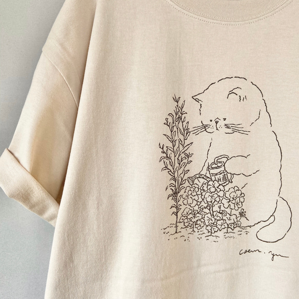 再販開始「マスターとお花たち」手描きデザイン半袖Tシャツ　カラー/ニュアンスベージュ（5.6oz） 3枚目の画像