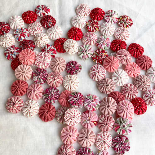 ヨーヨーキルト 小花柄 ヨーヨーキルト3㌢150個繋ぎ - メルカリ