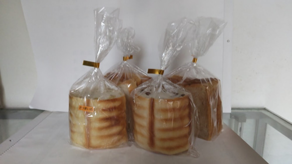 天然酵母食パンと全粒粉食パン、ラウンドパンのお試しセット。北海道産小麦粉使用の安心安全の無添加パンです。贈り物にもどうぞ 1枚目の画像