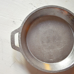 アルミパンΦ23＜深型＞モロッコのアルミ鋳物製 お盆 トレイ アラビア文字 鉢受け皿 ワンプレート ラウンド ケーキ皿 3枚目の画像