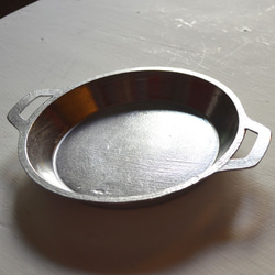 アルミパンΦ23＜深型＞モロッコのアルミ鋳物製 お盆 トレイ アラビア文字 鉢受け皿 ワンプレート ラウンド ケーキ皿 4枚目の画像