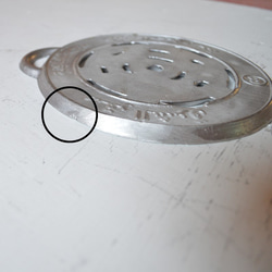 トリベット 鍋敷き Φ16.5/モロッコのアルミ鋳物製 トレイ アラビア文字 ラウンド アウトドア 4枚目の画像