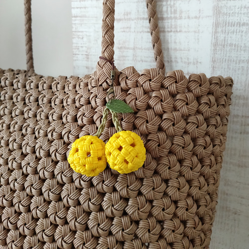 受注制作】さくらんぼのストラップ［ひまわり色］エコ クラフトバンド