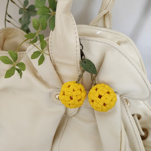 受注制作】さくらんぼのストラップ［ひまわり色］エコ クラフトバンド