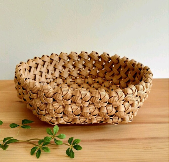 【受注制作】花結び編み❀かごバスケット（浅型）［パステルクッキー色］エコ クラフトバンド・パンかごお菓子かごフルーツかご 1枚目の画像