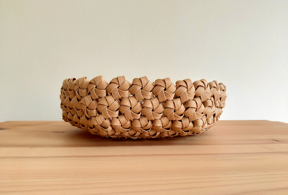 【受注制作】花結び編み❀かごバスケット（浅型）［パステルクッキー色］エコ クラフトバンド・パンかごお菓子かごフルーツかご 3枚目の画像
