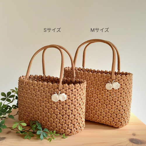 受注制作】花結び編み❀かごバッグ（S）モカ色［チャーム付