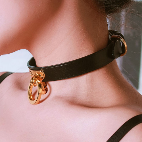 スタイリッシュレザーチョーカー 本革製 ソフト ブラック 黒 調節可能