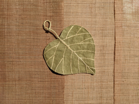 リネン製ヨモギ染め葉っぱコースター　−イヌビワの葉−　 3枚目の画像