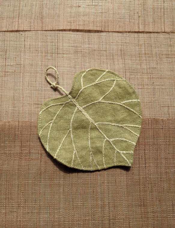 リネン製ヨモギ染め葉っぱコースター　−波照間島の葉− 1枚目の画像