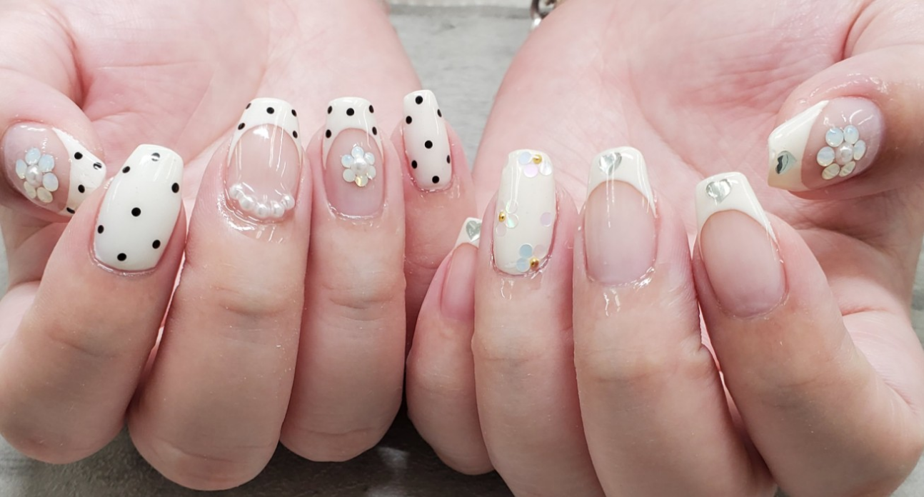 ゆめかわ フレンチ シンプル デート 結婚式 フラワーネイル キラキラ