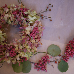 秋色ミナズキとペッパーベリーのピンクのリース 1枚目の画像