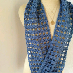 SALE グレイッシュブルーのかぎ編みスヌード, Crochet Infinity Scarf 秋冬春先まで使える 2枚目の画像