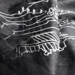 Moon Village 線画シルクウール刺繍ヘリンボーンガーゼマフラー 手刺繍文字 無料で中国・香港・台湾へ送料無料 1枚目の画像