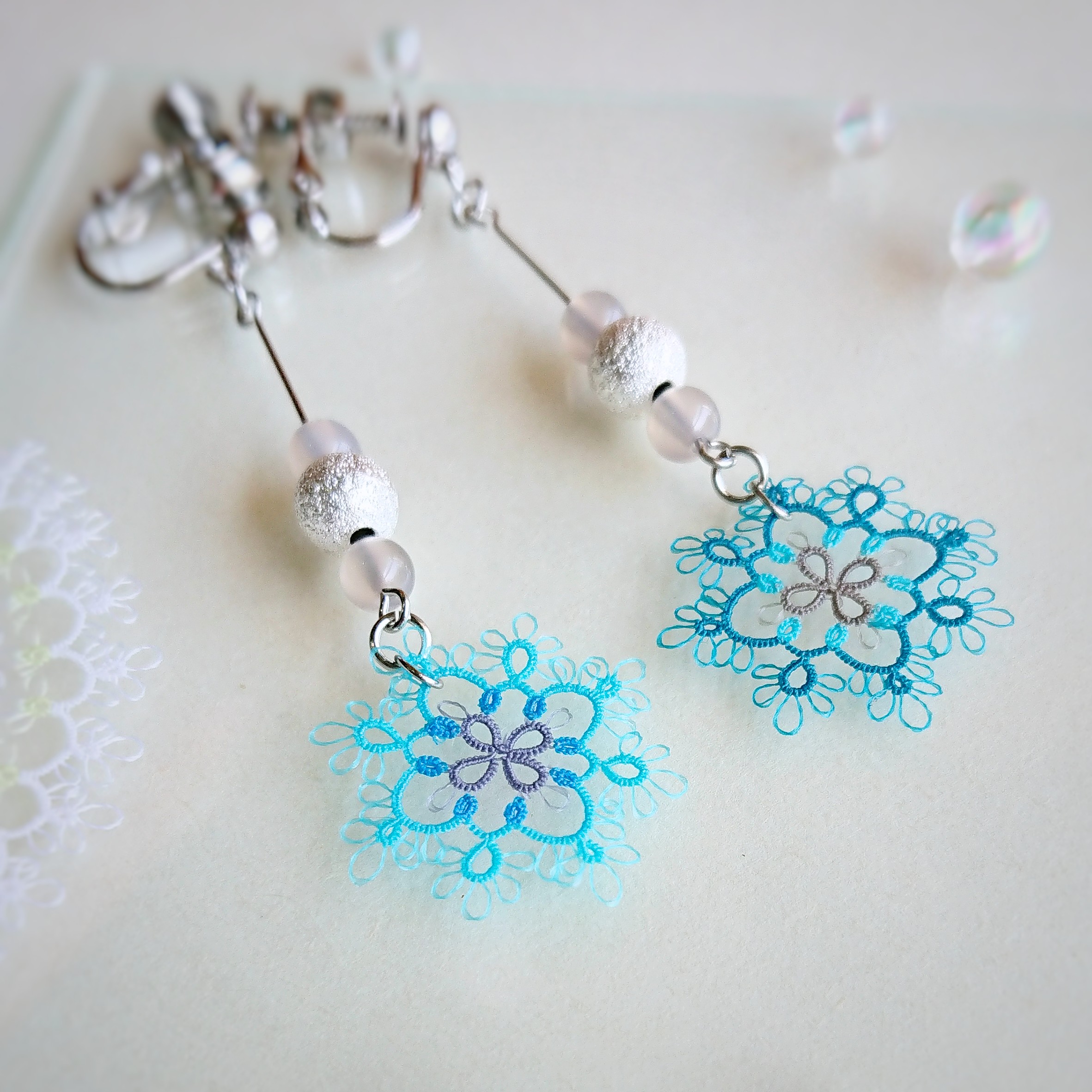 【晴れやかブルー2023】スクウェアイヤリング グレーメノウ ピアス変更／タティングレース 四角 パール ビーズ 透かし