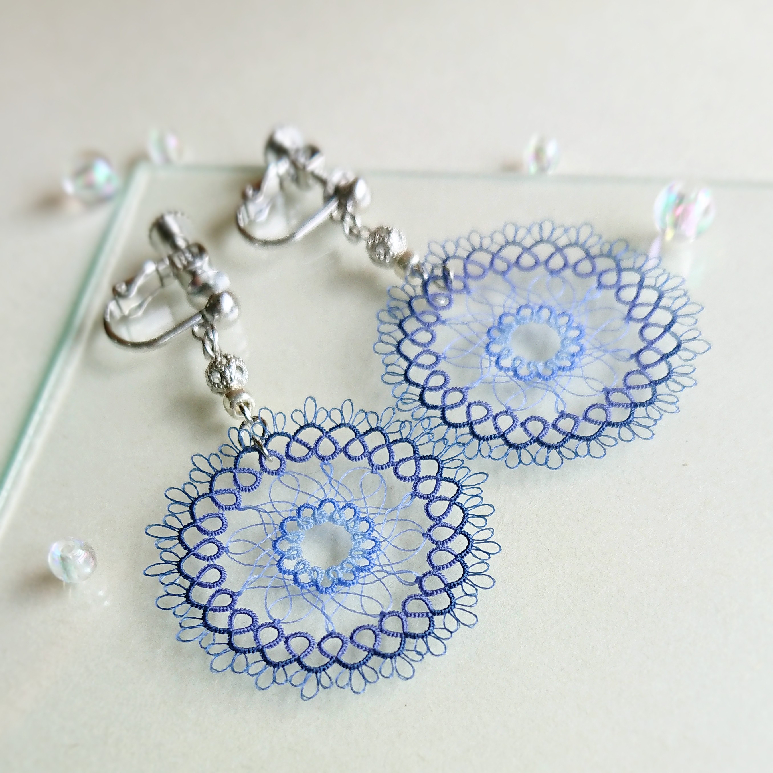 紺色グラデーションのイヤリング  ピアス変更・タティングレース 繊細 上品 青 透かし 青 夏コーデ