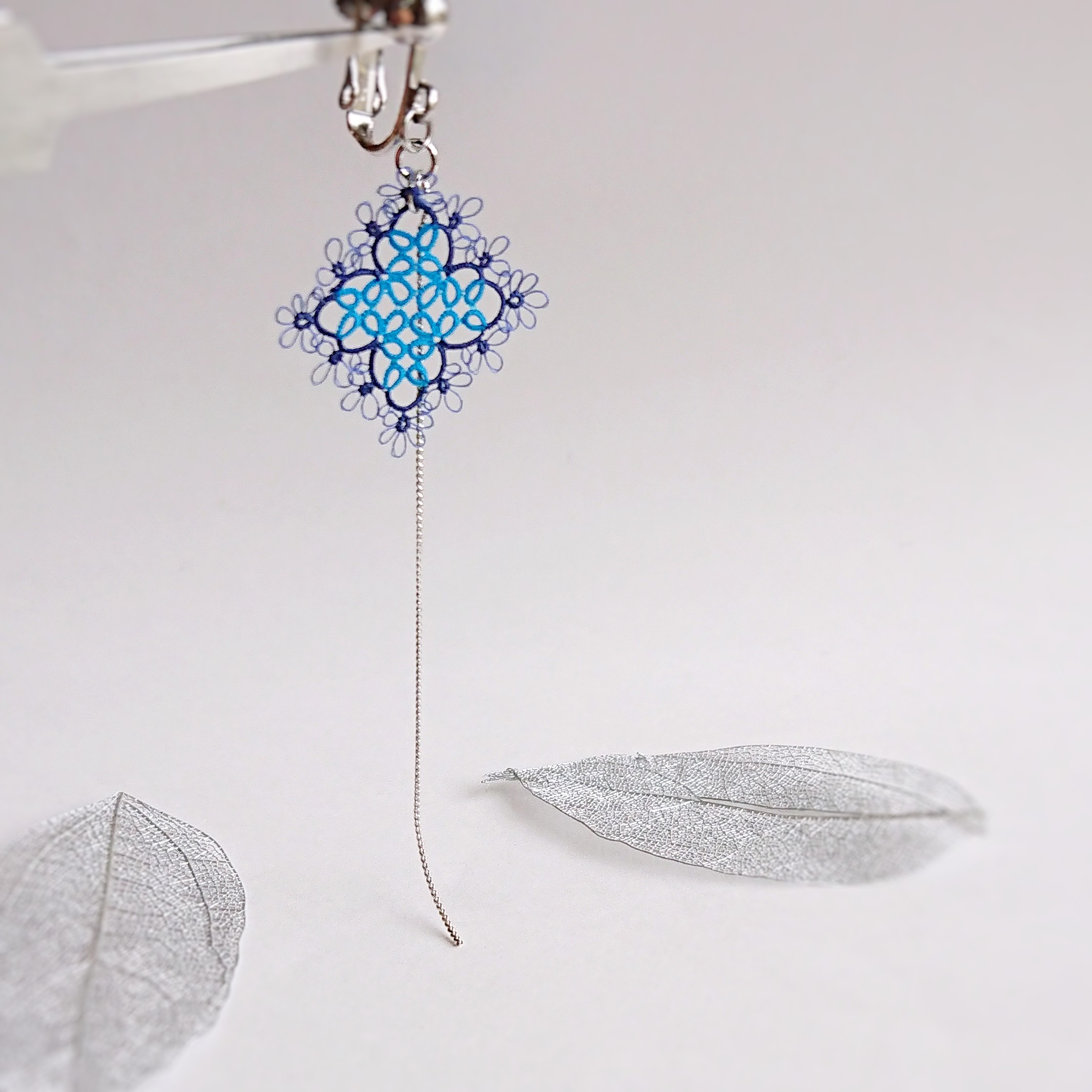 透かしロングチェーンイヤリング・青・ピアス変更可／エレガント 紺色 四角 グラデーション 上品 ロングピアス レース 癒