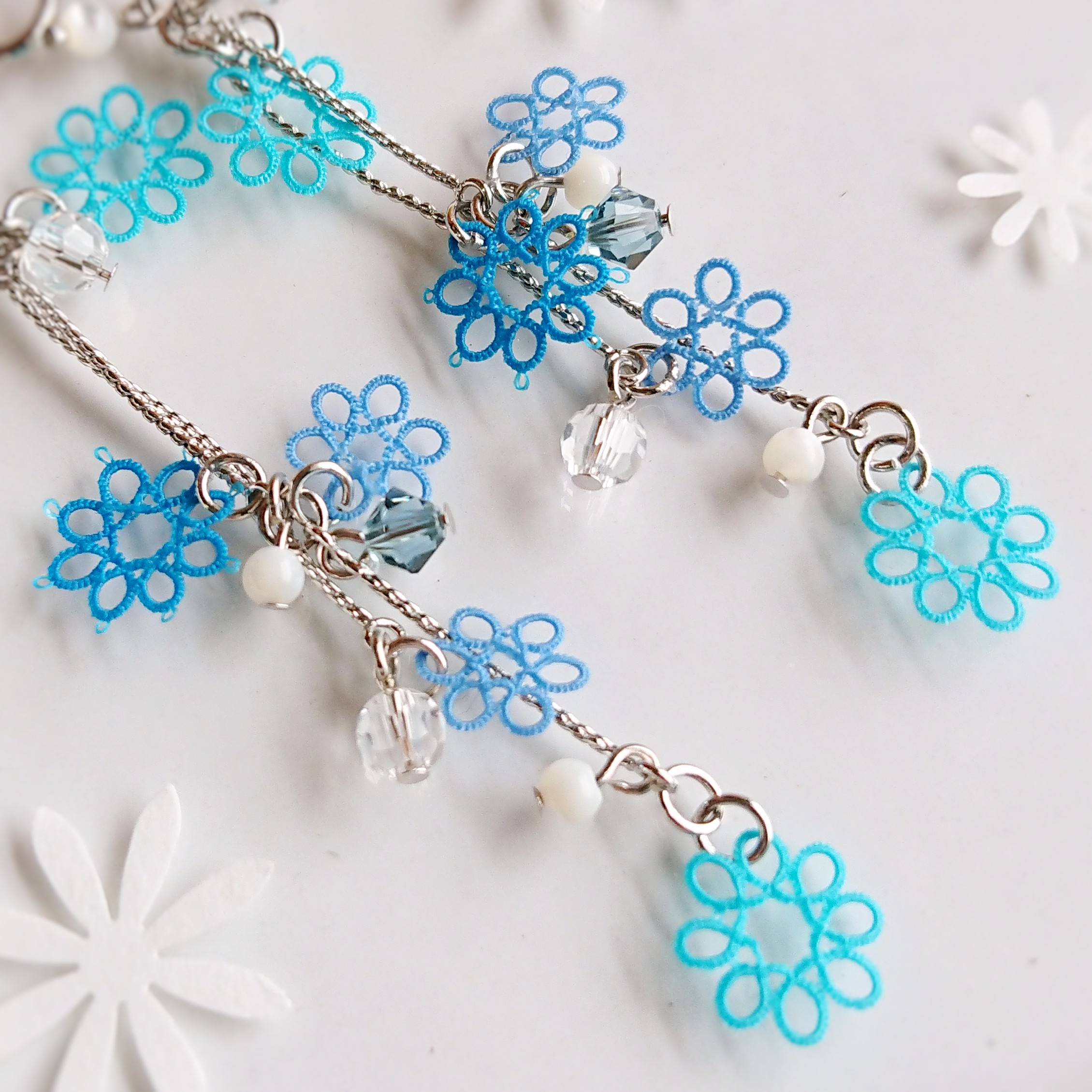 夏色小花のロングイヤリング・青3色・ピアス変更可／透かし ロングピアス 天然石 レース 水色