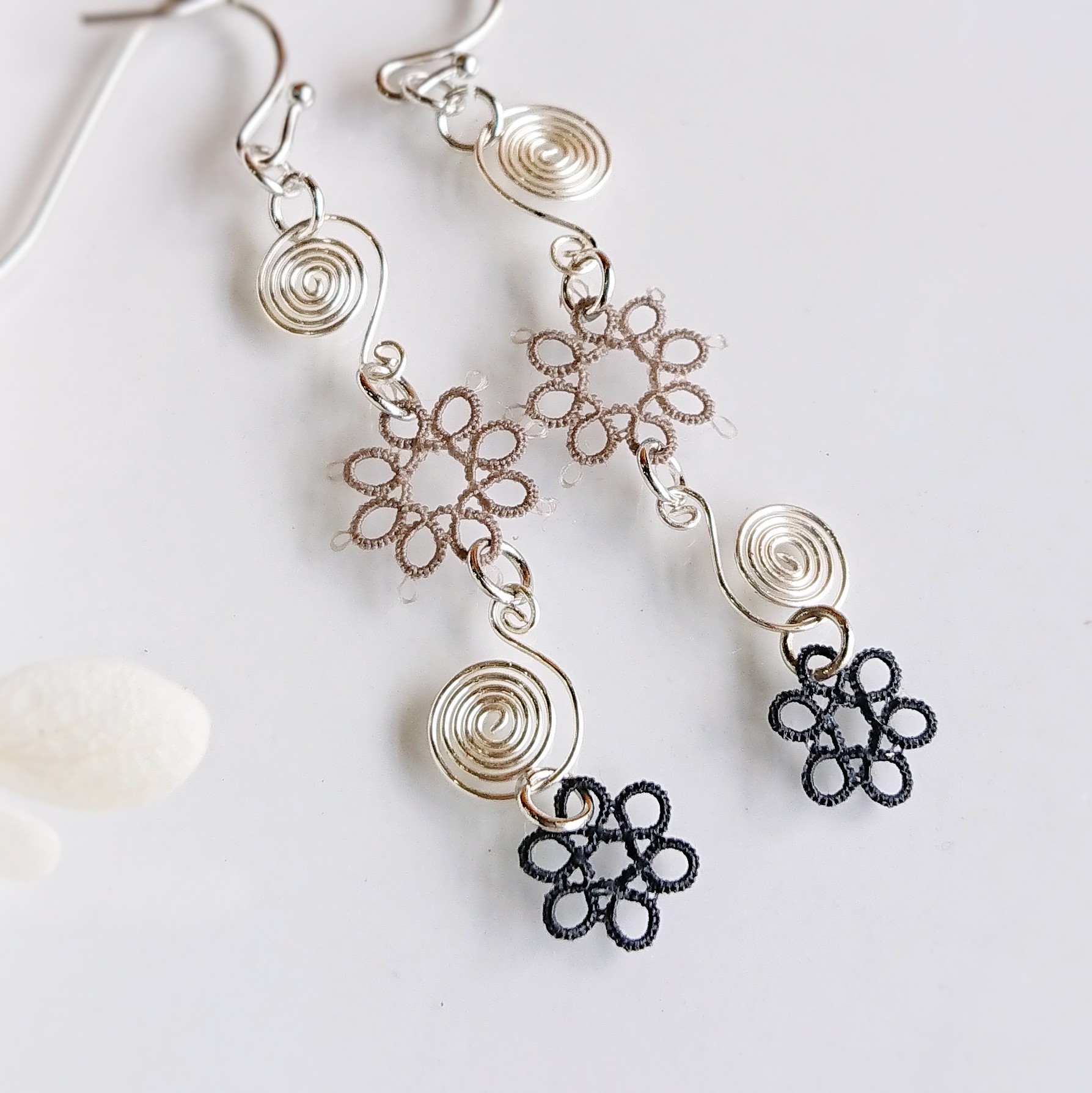 透かしパーツのロングピアス・モノトーン・イヤリング変更可／ワイヤーアート ベージュ 螺旋 くるくる レース シンプル