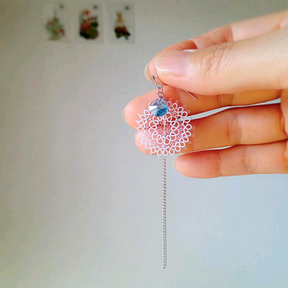 透かしパーツとカットビーズのチェーンピアス・白・イヤリング変更可／ロングピアス 水色 円形 エレガント レース 繊細