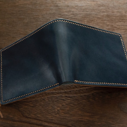 【セール】栃木レザー　手縫い二つ折りカード財布　ネイビーx生成り 2枚目の画像